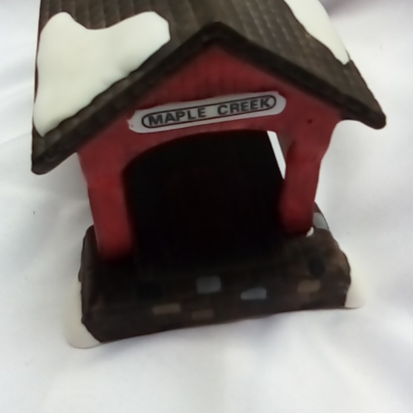 Department 56 "Red covered bridge" #5987-0 heritage village collection w/box - Picture 5 of 7